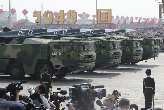 지난 1일 중국 건국 70주년 열병식에 등장한 중거리 탄도미사일인 DF-17. 극초음속으로 비행해 미국산 사드의 미사일 요격을 피할 수 있는 미사일로 한국, 일본, 대만, 괌을 노리는 무기체계로 평가된다. [AP=연합뉴스]