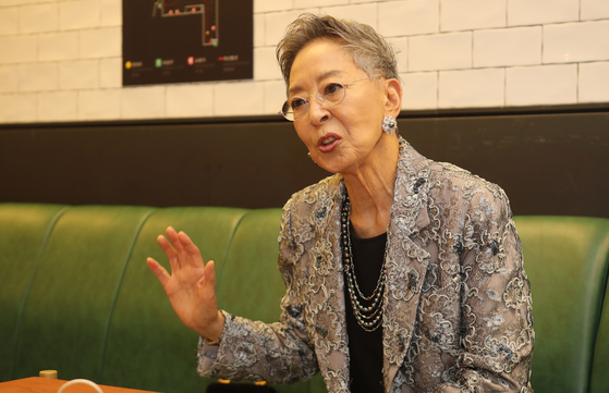 5일 부산 남포동 비프광장 한 카페에서 한국 영화계에 대한 소회를 말하고 있는 김지미. 부산=송봉근 기자