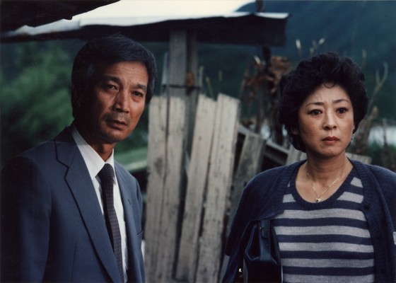  김지미(오른쪽)가 대종상 여우주연상을 수상한 영화 '길소뜸'(1986)의 한 장면. 임권택 감독이 연출하고 신성일(왼쪽)이 주연으로 호흡을 맞췄다. [중앙포토]