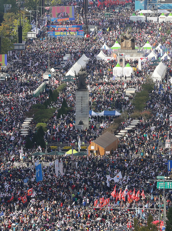 9일 오후 범국민투쟁운동본부 등 보수단체가 주최한 조국 법무부 장관 사퇴 촉구 집회에서 참가자들이 서울 세종로 광화문광장 일대를 가득 메우고 있다. [뉴스1]