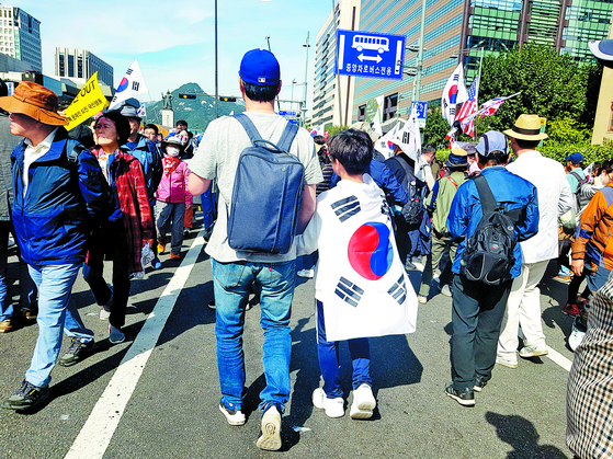 집회에 참여한 태극기를 두른 어린이와 보호자. 조문규 기자