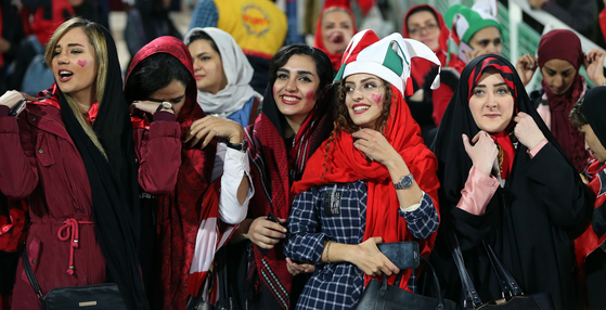 이란 여성축구팬들이 작년 11월 아자디경기장에서 열린 이란 페르세폴리스와 일본 가시마 앤틀러스의 AFC 결승전 경기 응원을 하고 있다.[EPA=연합뉴스]