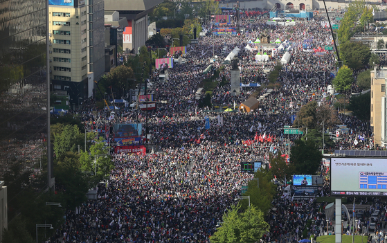 9일 오후 범국민투쟁운동본부 등 보수단체가 주최한 조국 법무부 장관 사퇴 촉구 집회에서 참가자들이 서울 세종로 광화문광장 일대를 가득 메우고 있다. [뉴스1]