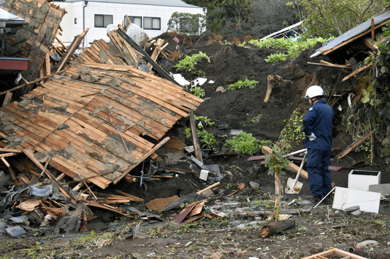 12일 일본 도치기현 도미오카 지역에서 구조대원들이 피해지에 고립된 주민들을 구하고 있다. [AP=연합뉴스] 
