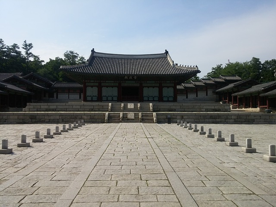 광해군은 창덕궁과 창경궁을 중건하고 경희궁을 영건했다. 1623년 인조반정 이후 창덕궁이 법궁이 되고 경희궁이 이궁이 되는 새로운 양궐 체제가 정립되었다. 사진은 경희궁 숭정전. [사진 pixabay]