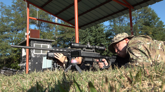 국산 저격용 소총 K14는 민간인도 쉽게 먼 거리 표적을 명중할 수 있는 성능을 갖췄다. 기자가 600m 거리 표적을 격발하는 순간. 영상캡처=강대석 기자