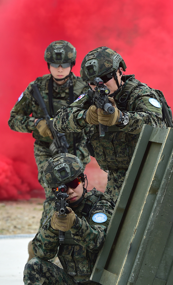 지난 6월 인천 국제평화지원단 사격장에서 워리어플랫폼을 착용한 한빛부대 11진 장병들이 사격훈련을 선보이고 있다. [사진 뉴스1]
