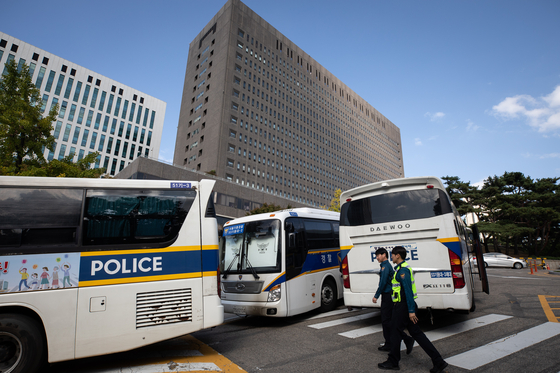 검찰이 조국 법무부 장관 배우자 정경심 동양대 교수를 4번째로 소환 조사하고 있는 12일 서울 서초구 중앙지검에 검찰개혁을 촉구하는 촛불집회에 대비해 경찰버스가 대기하고 있다. [뉴스1]