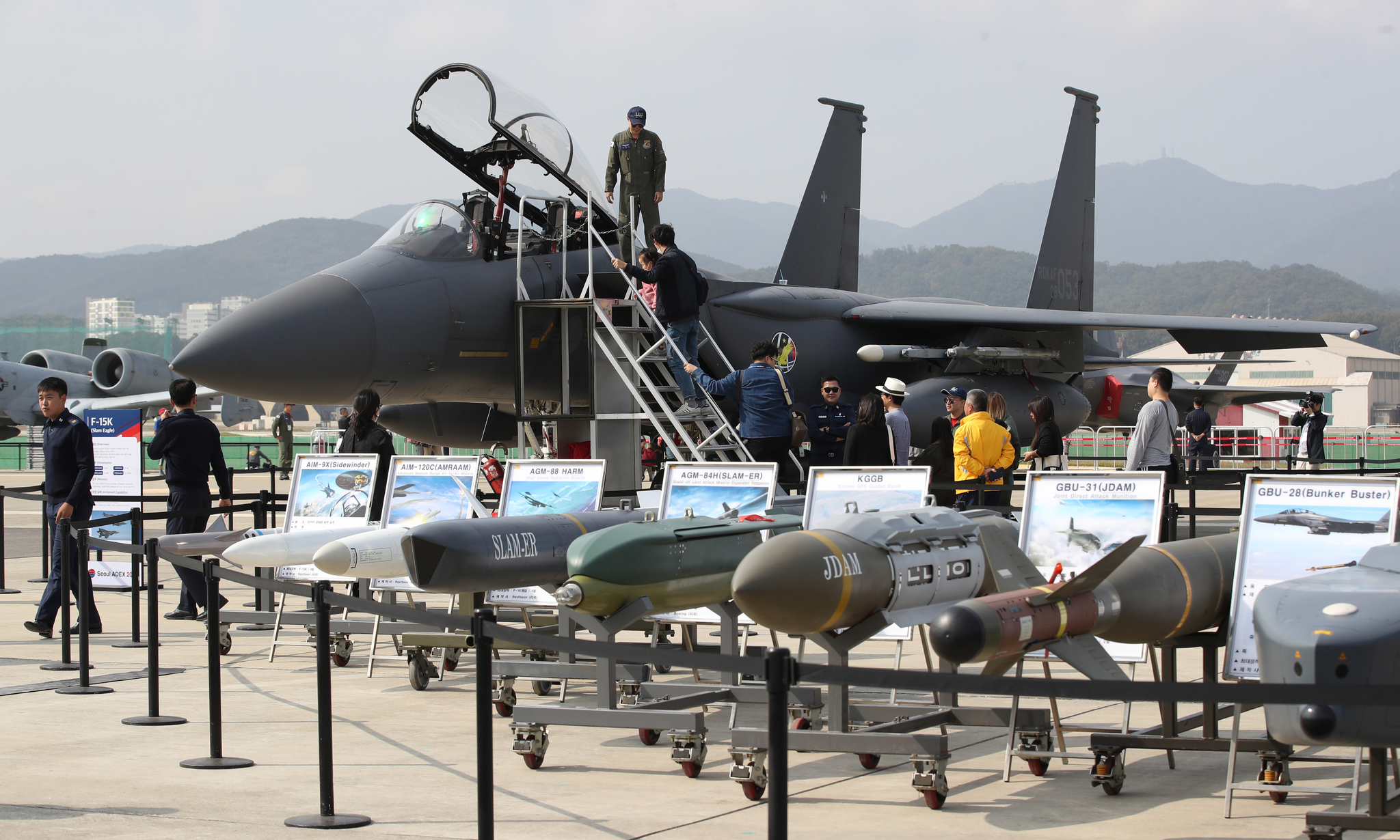 서울 ADEX 2019 프레스데이가 열린 14일 성남 서울 공항에 F-15K와 다양한 미사일 등이 전시되어 있다. [연합뉴스]