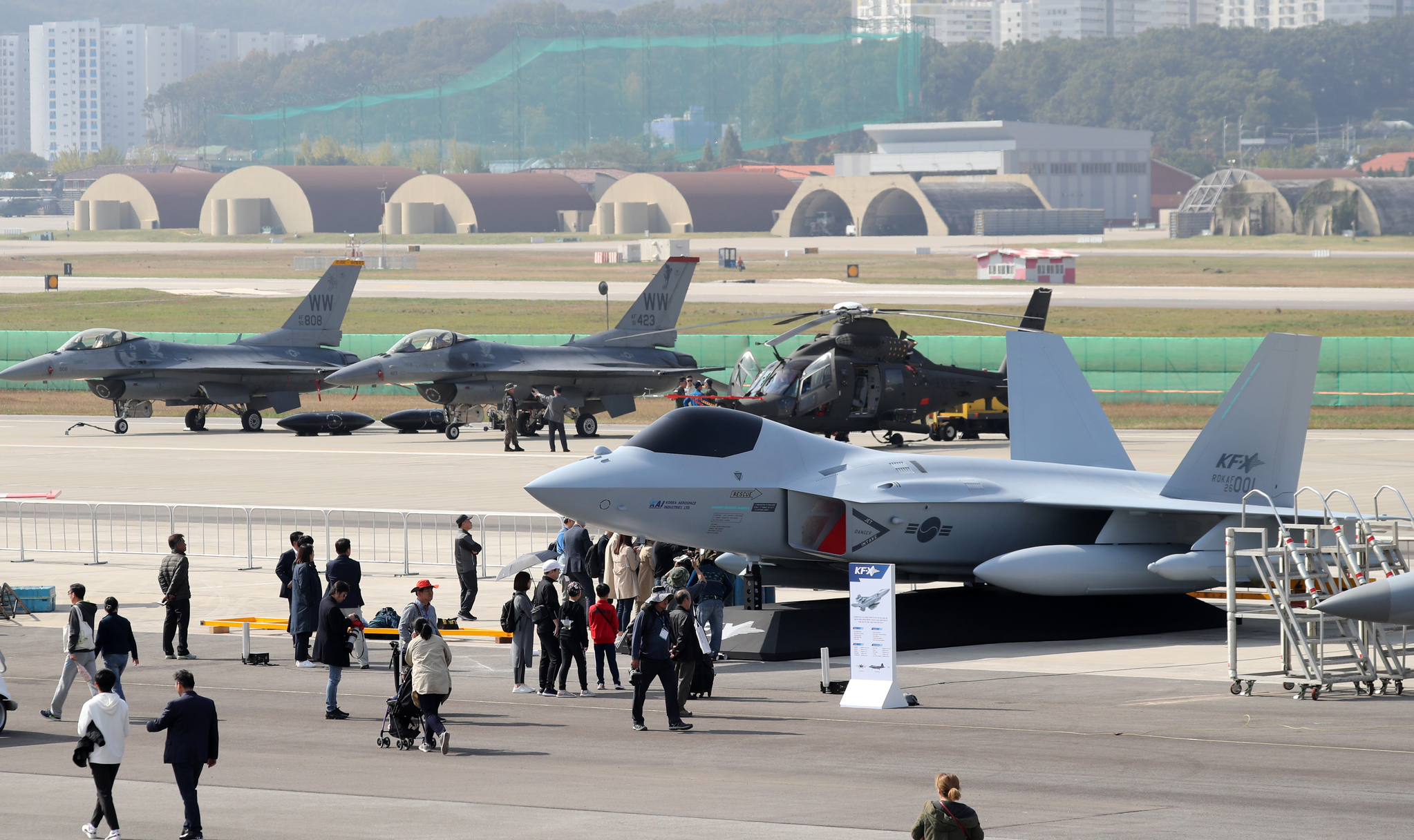 14일 오전 경기도 성남시 서울공항에서 열린 서울 국제 항공우주 및 방위산업 전시회 2019(서울 ADEX 2019) 프레스 데이에 한국형 전투기 KF-X, 소형무장헬기(LAH), F-35A 등 다양한 항공장비가 전시돼 있다. 이번 전시회는 오는 15일부터 20일까지 6일간 개최된다. [뉴스1]