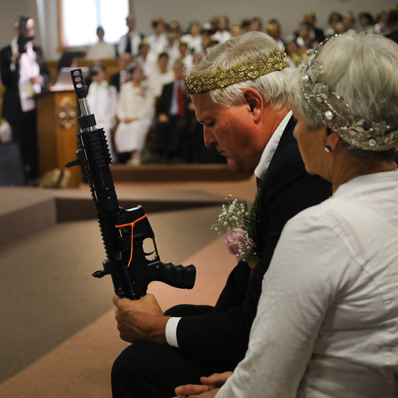 14日、米国ペンシルバニア州ニューポンドランドサンクチュアリ教会で合同結婚礼拝式文亨進牧師司式で開かれている。 教会は信徒たちに銃を携帯して出てくると勧めた。[AFP =連合ニュース]