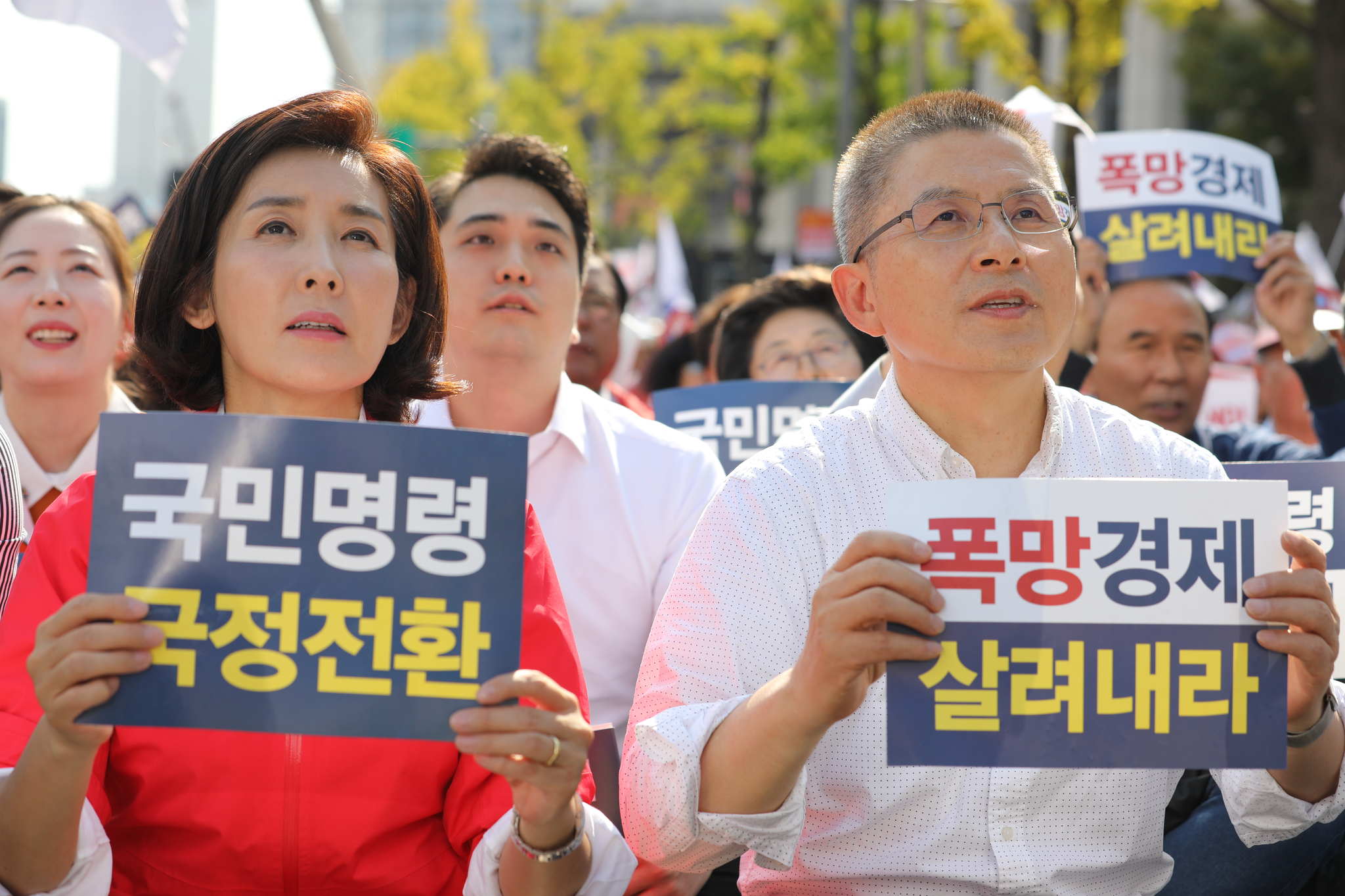 황교안 자유한국당 대표와 나경원 원내대표 등 참석자들이 19일 오후 서울 세종대로 광화문광장에서 열린 국정대전환 촉구 국민보고대회에서 구호를 외치고 있다. [뉴스1]