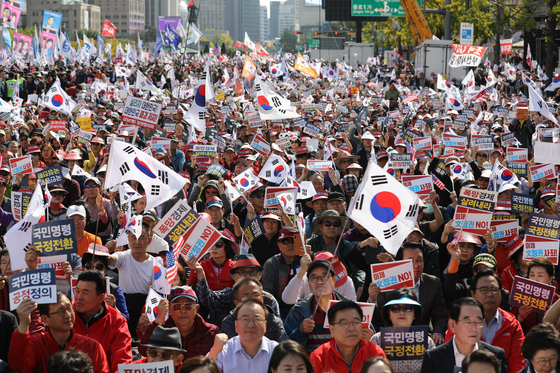 20일 오후 서울 세종대로 광화문광장에서 열린 국정대전환 촉구 국민보고대회에서 참석자들이 구호를 외치고 있다. [뉴스1]