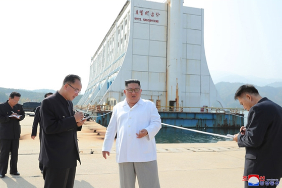 김정은 북한 국무위원장이 금강산관광지구를 현지지도하고 금강산에 설치된 남측 시설 철거를 지시했다고 조선중앙통신이 23일 보도했다. 김 위원장이 장전항 인근의 해상호텔인 '호텔 해금강' 앞에서 관계자들에게 지시하고 있다. [사진 연합뉴스, 조선중앙통신]