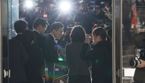 정경심 동양대 교수가 23일 오전 구속영장심사를 받기 위해 서울중앙지법에 들어오고 있다. [연합뉴스]