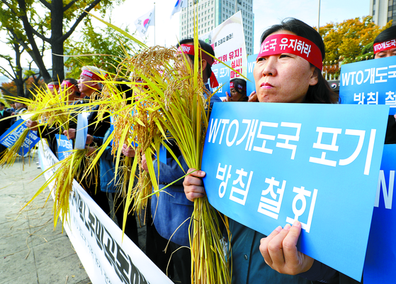 24일 오전 서울 정부서울청사 앞에서 WTO개도국지위 유지관철을 위한 농민공동행동 관계자 등이 정부의 WTO 개발도상국 지위 포기 정책을 규탄하는 기자회견을 하고 있다. [연합뉴스]