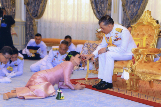수티다 왕비가 결혼식에서 행해진 의식에서 국왕 앞에 엎드려 있다. [로이터=연합뉴스]