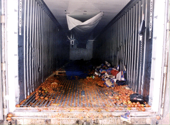 지난 2000년 영국 도보항에서 중국인 58명이 숨진 채 발견된 컨테이너의 모습. [EPA=연합뉴스]