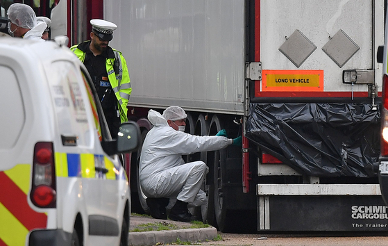 39명이 숨진 채 발견된 냉동 컨테이너를 영국 경찰이 조사하고 있다. [AFP=연합뉴스]