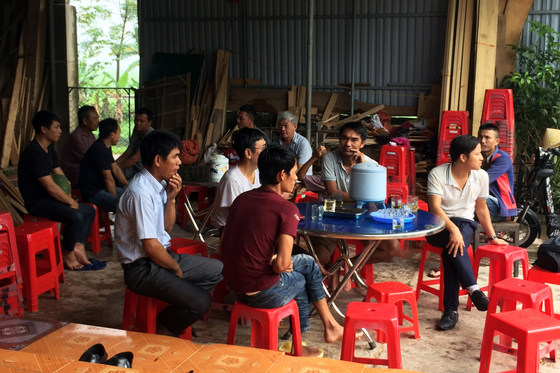 영국 냉동 컨테이너 집단 사망 사건과 관련해 실종된 이들의 가족이 베트남 마을에 모여 있다. [EPA=연합뉴스]