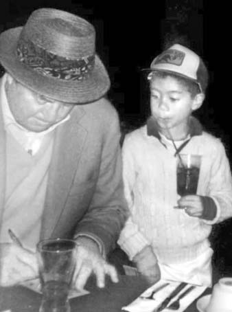 우즈가 5살이던 1981년 미국 LA 인근 칼라바사스 컨트리클럽에서 샘 스니드를 만나 2홀 라운드를 한 뒤 찍은 사진. [사진 PGA 트위터]