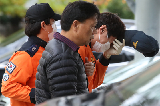 3일 오전 경북 울릉군보건의료원에서 중앙119구조본부 관계자들이 해경 헬기를 이용해 이송된 실종자 시신을 확인한 뒤 오열하고 있다. [뉴스1]