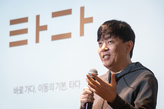 승합차 공유 서비스 '타다'를 운영한 이재웅 쏘카 대표가 지난 2월 미디어데이에서 취재진 질문에 답하는 모습.[뉴스1]