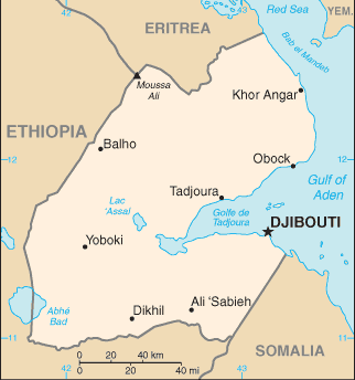 지부티 지도. 홍해의 남쪽 입구에 있는 이 니라는 에리트레아, 에티오피아. 소말리아와 국경을 맞대고 있다. 좁은 해협 건너에는 예멘과 사우디 아라비아가 있다. [CIA 팩트북]