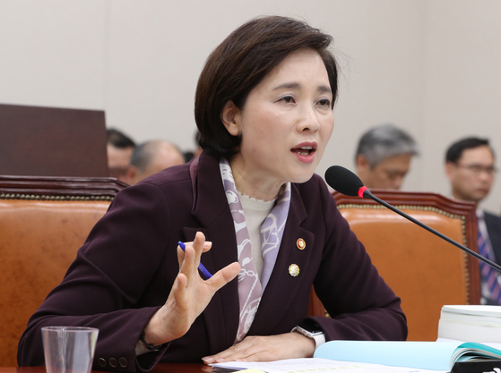유은혜 사회부총리 겸 교육부 장관이 8일 서울 여의도 국회 교육위원회 전체회의에서 전희경 자유한국당 의원 질의에 답변하고 있다. 유 부총리는 교육위 산회 후 예결위 전체회의에서 의원 질의에 대한 답변을 이어갔다. [뉴스1]