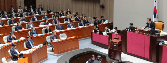 자유한국당 소속 김재원 예결위원장(오른쪽)이 8일 오후 비경제부처 부별심사를 진행하는 국회 예산결산특별위원회 전체회의에서 강경화 외교부 장관에게 지소미아와 관련한 질의를 하고 있다. [연합뉴스]