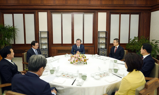 문재인 대통령이 10일 저녁 여야 5당 정당대표(더불어민주당·자유한국당·바른미래당·정의당·민주평화당)를 청와대 관저로 초청해 만찬을 함께 하며 이야기를 나누고 있다. [청와대 제공]