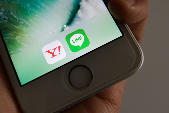 미국 월스트리트저널(WSJ)은 야후재팬과 라인의 경영통합이 중국 텐센트의 '위챗' 같은 '슈퍼 앱(Super App)'을 탄생시킬 것으로 관측했다. [사진 블룸버그통신]