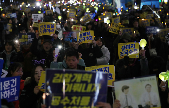 16일 오후 서울 서초구 법원, 검찰 앞 교대역 사거리에서 열린 '끝까지 검찰개혁, 서초동 시민참여 촛불문화제'에서 참가자들이 조국수호, 검찰개혁 촉구 구호를 외치고 있다. [뉴스1]