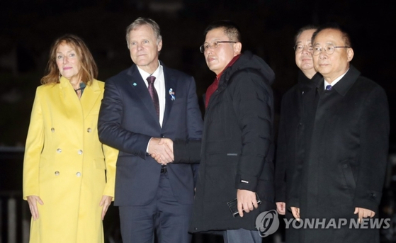 북한에 억류됐다가 혼수상태로 송환된 뒤 숨진 미국인 오토 웜비어의 부모가 22일 오후 청와대 앞 분수대 광장에서 단식을 하고 있는 자유한국당 황교안 대표를 만나 인사하고 있다. [연합뉴스]