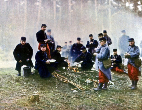 1914년 9월에 있었던 마른 전투 당시의 프랑스군. 엄청난 피해를 보고 나서야 군복의 색깔과 모양이 바뀌기 시작했다. [사진 wikimedia]