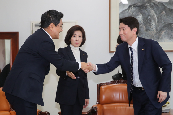 이인영 더불어민주당 원내대표(오른쪽)와 나경원 자유한국당 원내대표(가운데), 오신환 바른미래당 원내대표가 26일 오후 국회 운영위원회 위원장실에서 회동했다. 임현동 기자