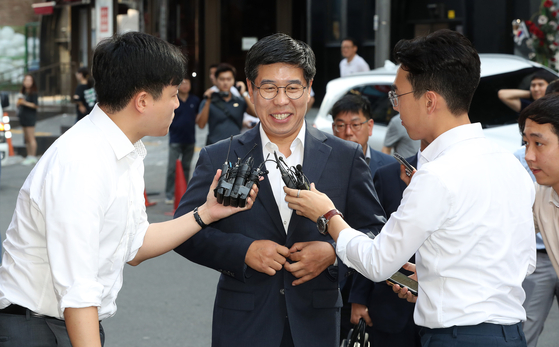 지난해 8월 15일 서울 강남구 특검 사무실에 드루킹 인사청탁 의혹과 관련된 참고인 신분으로 출석한 백원우 당시 청와대 민정비서관. 우상조 기자