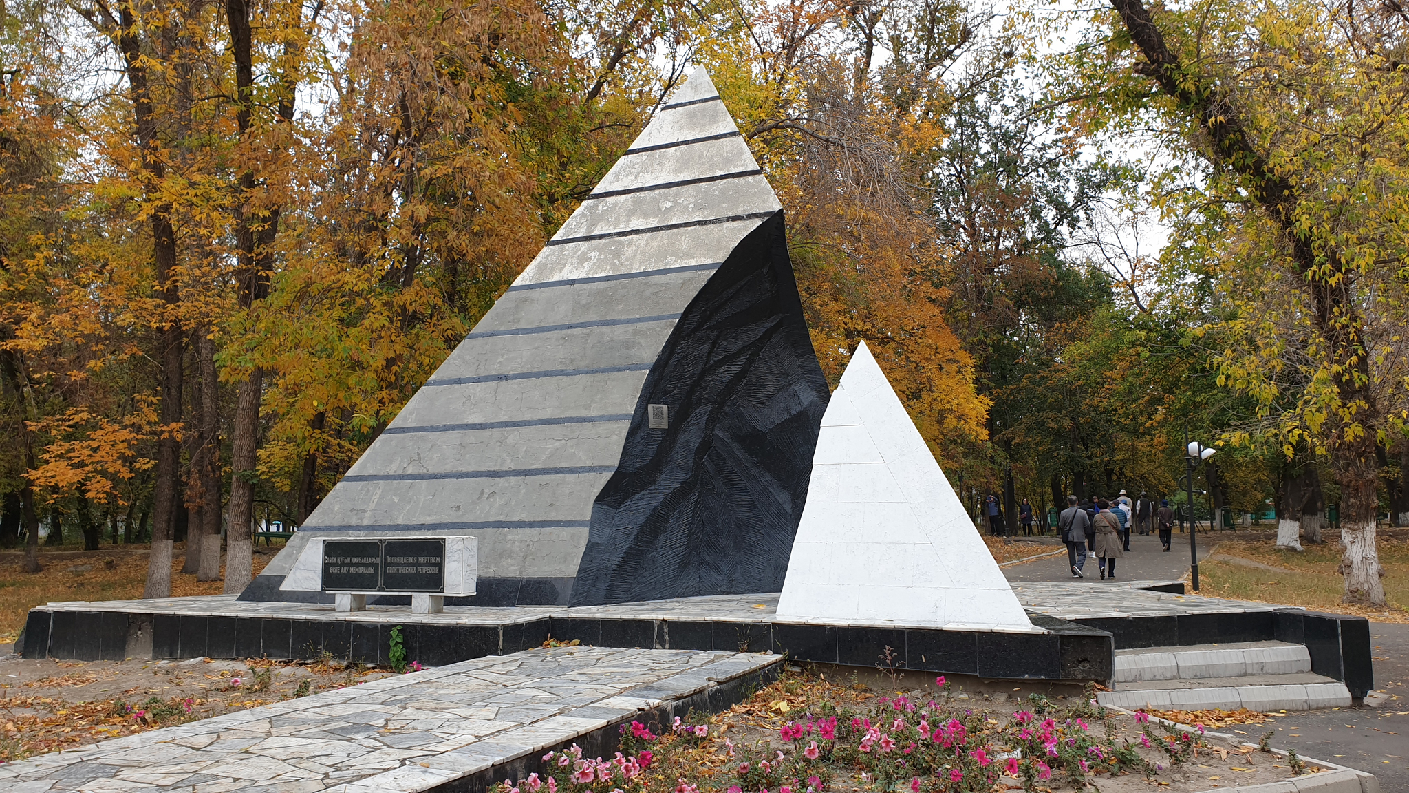 정치적인 이유로 희생된 한인들을 추모하는 기념물이 1999년 한국 정부 지원으로 카자흐스탄 우슈토베 중앙공원에 세워졌다. 김진국 대기자