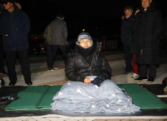 황교안 자유한국당 대표가 20일 청와대 인근 분수대 광장에서 단식 농성을 벌이고 있다. 우상조 기자