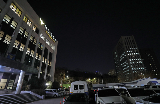 검찰이 백원우 전 청와대 민정비서관 밑에서 행정관으로 근무했던 검찰 수사관의 사망 사건과 관련해 2일 서초경찰서를 압수수색 했다.   [연합뉴스]