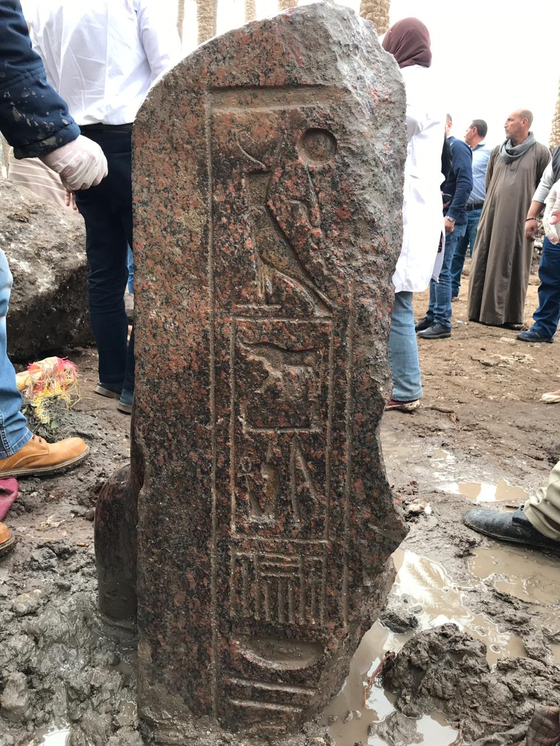  11일(현지시간) 이집트 기자 지역에서 발굴된 람세스 2세의 분홍색 화감암 동상. [신화=연합뉴스]