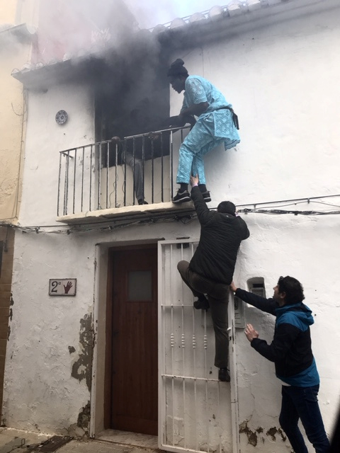 세네갈 불법체류자 고르기 라민 소우가 주민들과 함께 지난 6일 스페인 해변 마을 데니아의 화재가 난 2층 집에서 사람을 구하고 있다. [로이터=연합뉴스]