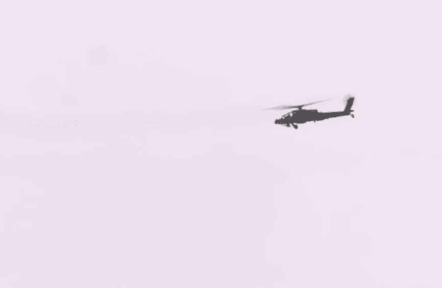 AH-64 아파치 공격 헬기가 목표를 향해 하이드라 로켓을 사격하고 있다. [유튜브 AiirSource Military 캡처] 