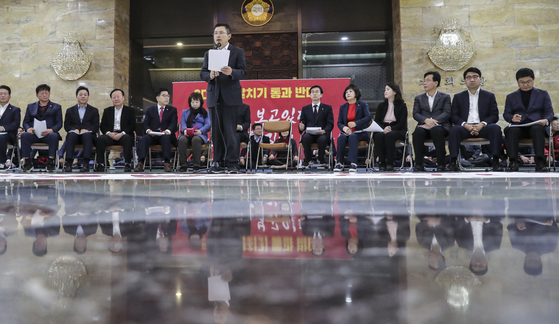 황교안 자유한국당 대표가 16일 오전 국회 로텐더홀에서 열린 당 최고위원회의에 참석해 발언하고 있다. 김경록 기자