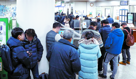 정경심 동양대 교수의 재판을 보려는 방청객들이 19일 서울중앙지방법원에서 줄 서 있다. [뉴스1]