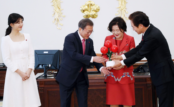  문재인 대통령과 김정숙 여사가 20일 청와대에서 아너 소사이어티 회원인 배우 정보석으로부터 대형 사랑의 열매를 받고 있다. 강정현 기자