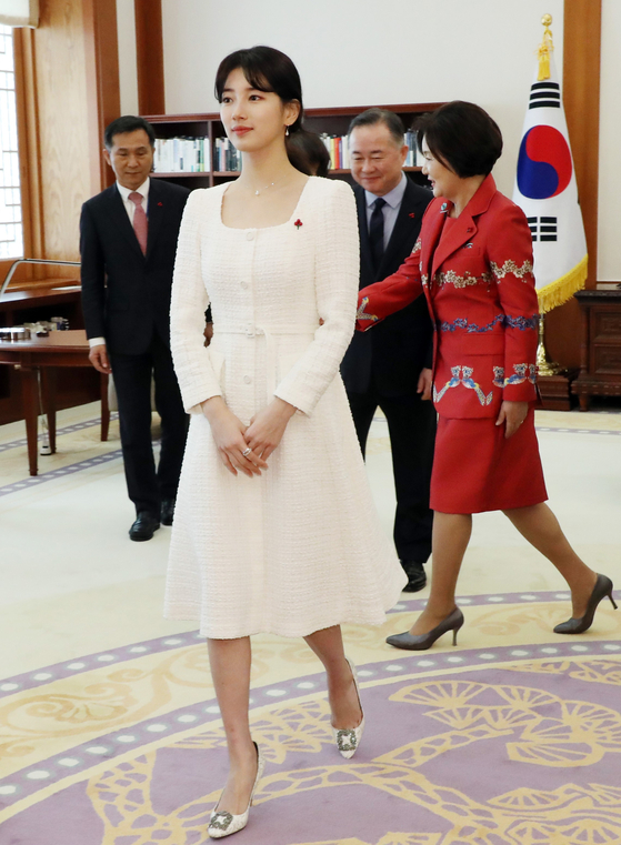 사회복지공동모금회 아너 소사이어티 회원인 가수 수지가 20일 청와대에서 열린 사랑의 열매 전달식에 참석하고 있다. 강정현 기자