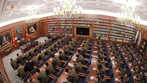 北朝鮮の朝鮮中央TVは、金正恩国務委員長が労働党中央軍事委員会の第7期第3回拡大会議を開き、国防力の発展方案を議論したと22日報道した。 【朝鮮中央TV =ニューシス]