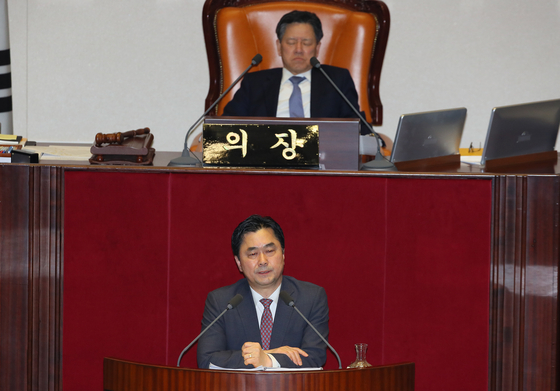 더불어민주당 김종민 의원이 24일 국회 본회의에서 자유한국당 주호영 의원에 이어 두 번째로 '공직선거법 개정안'에 대해 무제한 토론을 하고 있다. [연합뉴스]