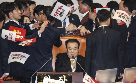 문희상 국회의장이 27일 열린 본회의를 주재하기 위해 의장석에 앉아 있는 도중 자유한국당 의원들의 항의를 받고 있다. 김경록 기자 / 20191227